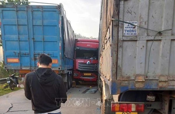 Va chạm liên hoàn trên đường Hồ Chí Minh, giao thông ùn ứ nhiều giờ