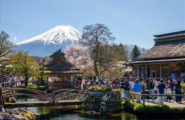 Khám phá vẻ đẹp cổ tích của ngôi làng cổ dưới chân núi Phú Sĩ (Nhật Bản)