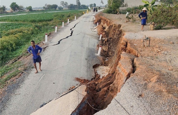Tây Ninh: Tuyến đường ven sông Lò Gạch bị sạt lở nghiêm trọng