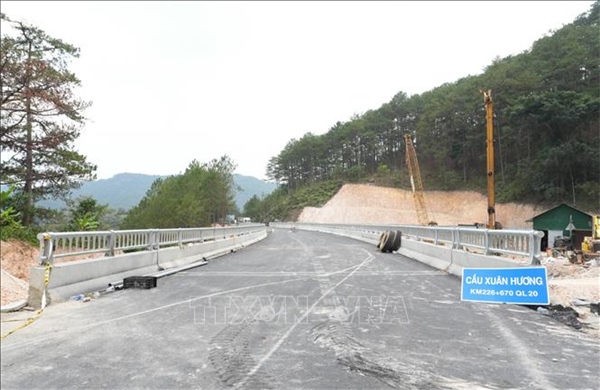 Sắp thông xe cầu cạn bắc qua điểm sạt lở trên đèo Mimosa - Đà Lạt