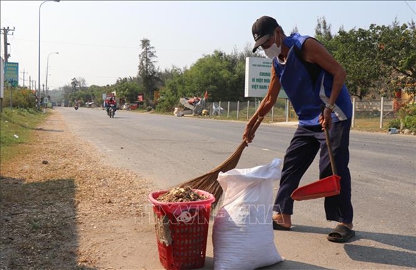 Xe trọng tải nặng 'rải' dăm gỗ trên Quốc lộ 24C