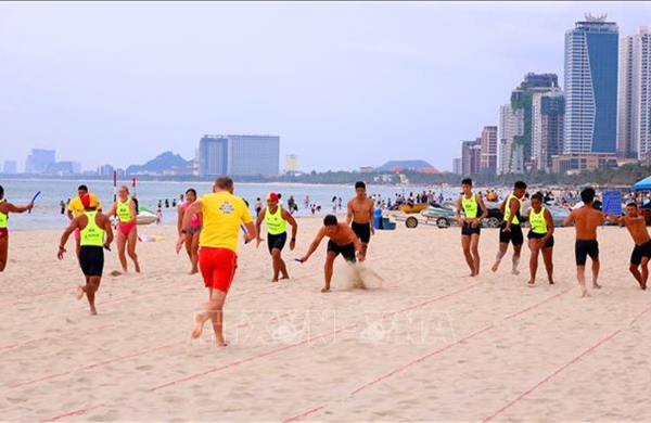 Gần 100 vận động viên Việt Nam và quốc tế tranh tài cứu hộ biển