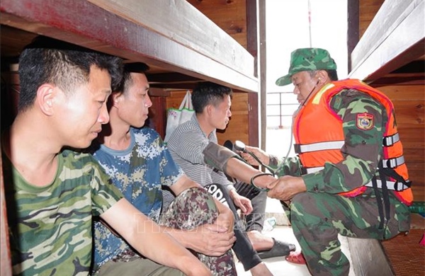 Liên tiếp ứng cứu thành công 2 tàu cá nước ngoài gặp sự cố trên biển