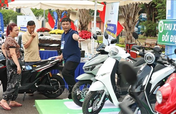 Hà Nội: Người dân hào hứng tham gia chương trình 'hỗ trợ tư vấn thu xăng đổi điện'