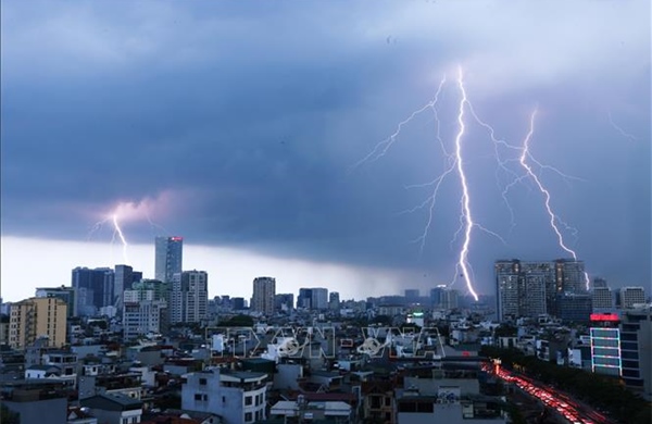 Hà Nội mưa lớn cục bộ, nhiều tuyến phố phía Tây úng ngập tạm thời