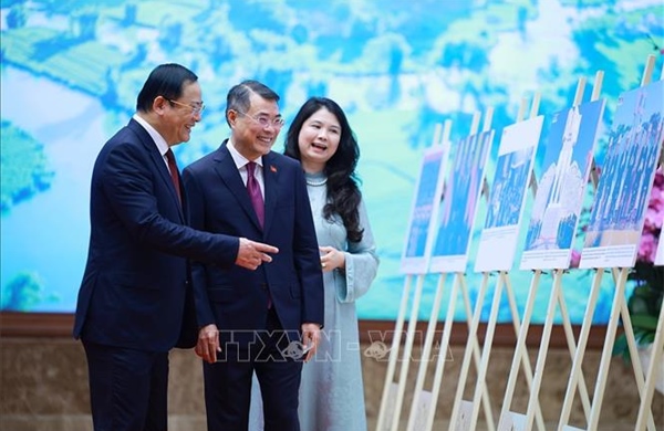Hai Thủ tướng Việt Nam - Lào tham quan trưng bày ảnh về quan hệ hợp tác giữa hai nước