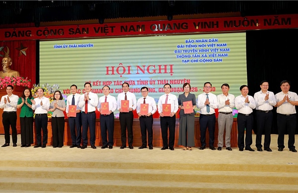 Năm cơ quan thông tấn, báo chí Trung ương và tỉnh Thái Nguyên ký kết hợp tác truyền thông