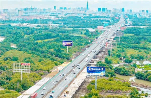 Hơn 70 mũi thi công gấp rút mở rộng cao tốc TP Hồ Chí Minh - Long Thành