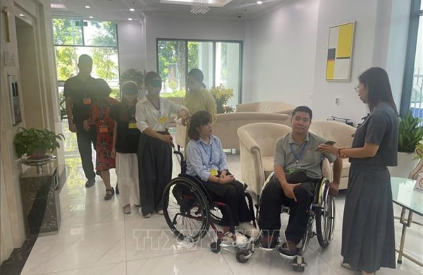 Thay đổi cách nhìn về người khuyết tật từ ngôn từ và góc máy