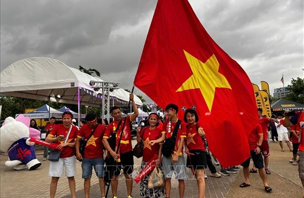 CĐV Việt Nam đến sân Rajamangala tiếp lửa cho các 'chiến binh sao vàng'