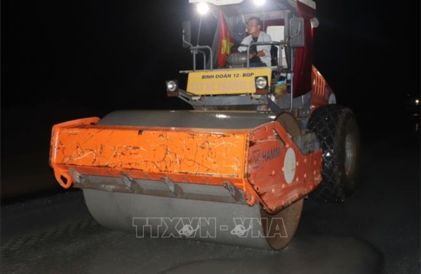 Nỗ lực thi công xuyên đêm đưa dự án Cảng hàng không Cà Mau về đích