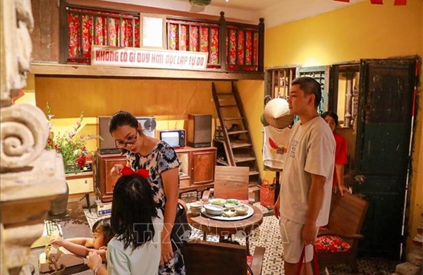 'Tour Yêu nước': Chạm vào ký ức Hà Nội một thời