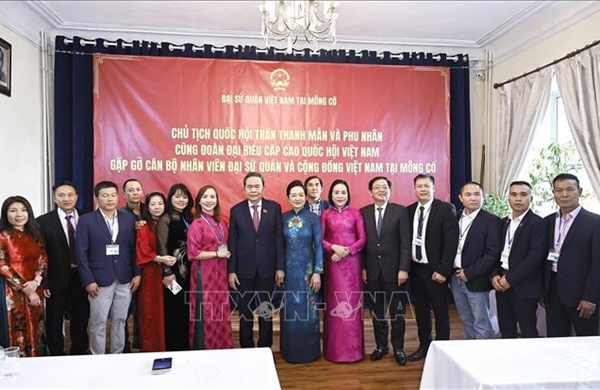 Chủ tịch Quốc hội và Phu nhân gặp gỡ cộng đồng người Việt Nam tại Mông Cổ