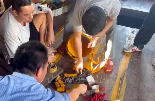 Phát hiện, thu giữ 145 kíp nổ và 1kg thuốc nổ trên tàu cá