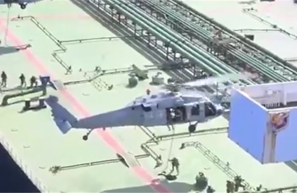 Video lực lượng Mỹ chặn một tàu chở dầu từ Iran