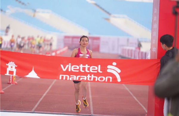 Bội thu kỷ lục trên cung đường chạy full marathon mới tại Hà Nội