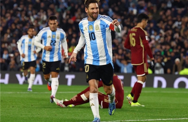Messi lập cú đúp ở trận đấu cuối trên sân nhà, giúp Argentina đại thắng