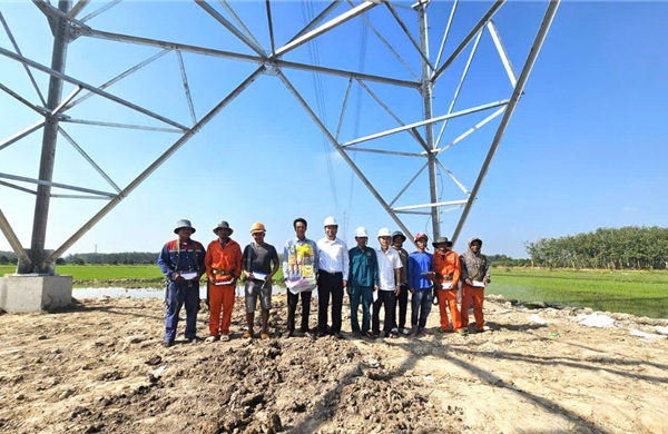Ngành điện miền Nam: Xuyên Tết bám công trường