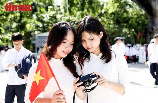 Nữ sinh rạng ngời, tinh khôi trong ngày khai giảng