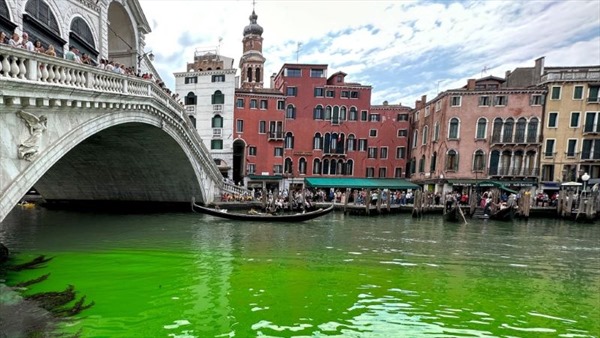 Nước ở kênh Venice (Italy) đổi thành màu xanh huỳnh quang
