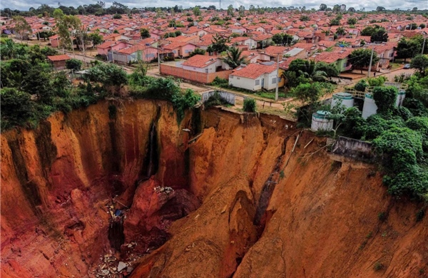 Kinh hoàng hố sụt khổng lồ đe doạ &#39;nuốt chửng&#39; thành phố ở Brazil