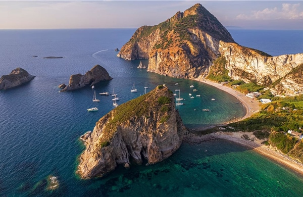 Khám phá hòn đảo thiên đường 'không dấu chân người' ở Italy