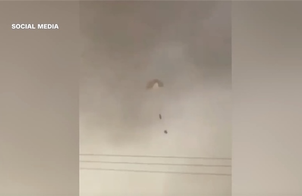 Khoảnh khắc tiêm kích rơi ở Kuwait, phi công nhảy dù thoát hiểm