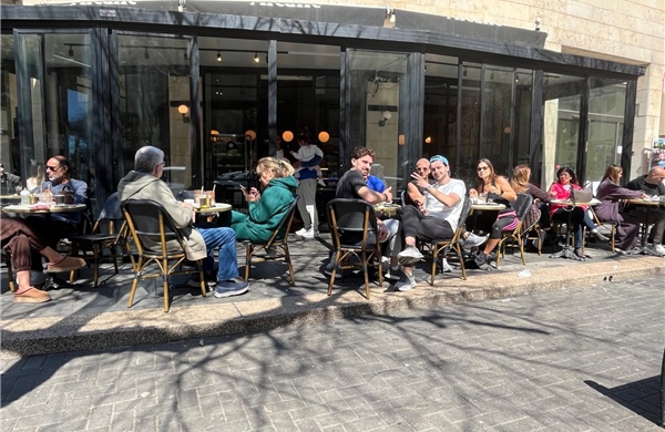 Israel trở lại nhịp sống giữa chiến tranh