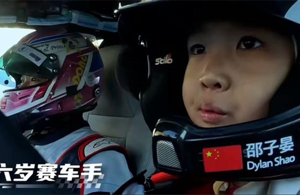 Cậu bé 5 tuổi trở thành tay đua xe chuyên nghiệp trẻ nhất thế giới