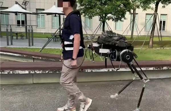 Trung Quốc chế tạo bộ giáp robot giúp con người giảm 35% tiêu hao năng lượng