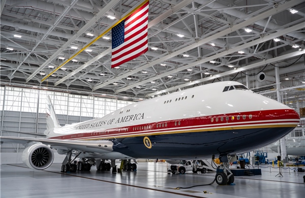 Tổng thống Mỹ Donald Trump giới thiệu món quà trị giá 400 triệu USD từ Qatar