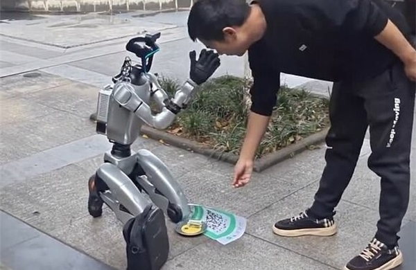 Robot ‘ăn xin’ gây tranh cãi khi xuất hiện trên đường phố Trung Quốc 