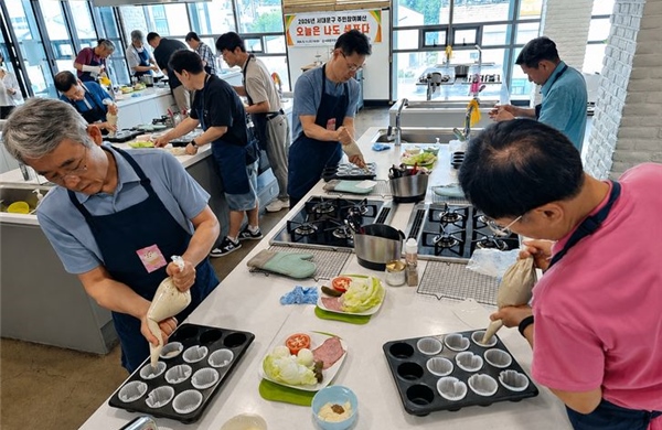 Xu hướng lạ ở Hàn Quốc: Đàn ông tuổi nghỉ hưu rủ nhau vào bếp