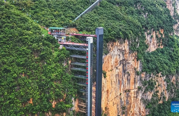 Thang máy 288 m giữa vách núi, rút đường đến trường từ 6 giờ xuống 30 phút