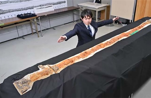 Tìm thấy thanh kiếm khổng lồ dài 2,37 m ở cố đô Nhật Bản