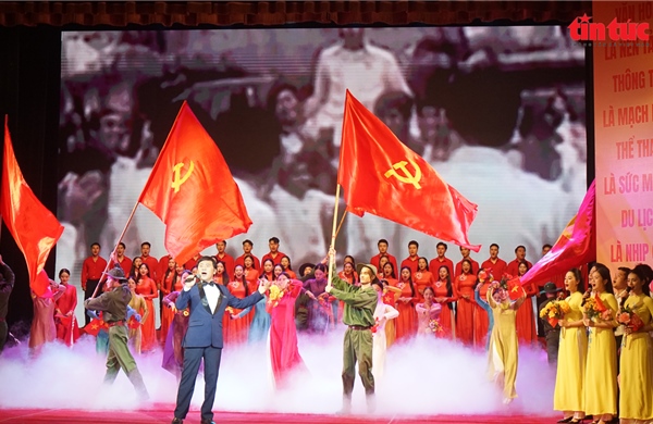 Bộ trưởng Nguyễn Văn Hùng: Văn hóa nuôi dưỡng tâm hồn và bản sắc dân tộc, khát vọng vươn cao