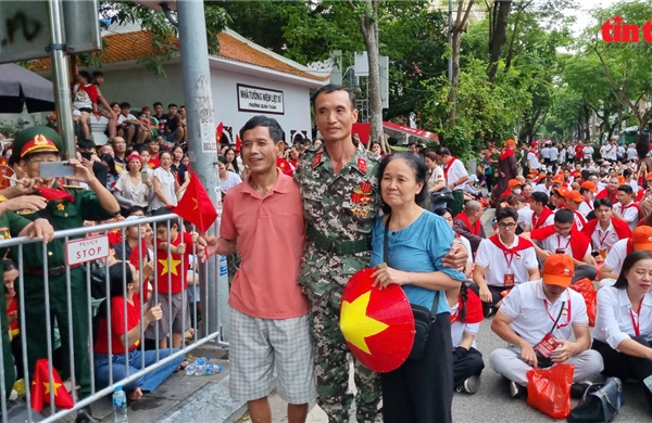 Giây phút xúc động của anh lính gặp lại người thân trong buổi tổng hợp luyện diễu binh, diễu hành