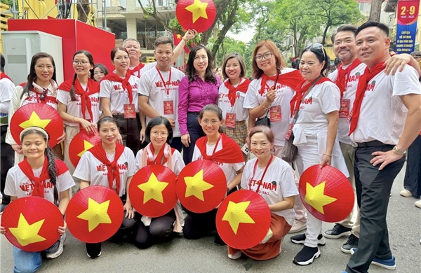 Kiều bào tham gia diễu hành tại lễ tổng hợp luyện với niềm tự hào và lòng yêu nước