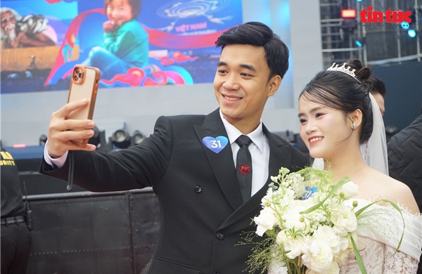 Ấn tượng đám cưới tập thể của 80 cặp đôi tại Ngày hội Việt Nam hạnh phúc 2025