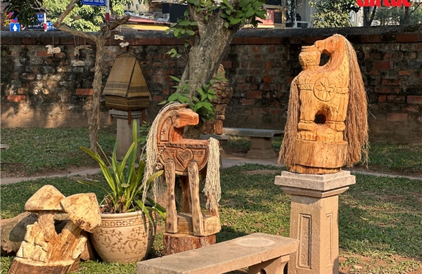 Ngựa gỗ 'kể chuyện' đại ngàn