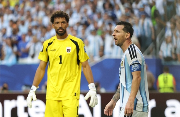 Messi nói gì khi được thủ môn Cape Verde xin đổi áo?
