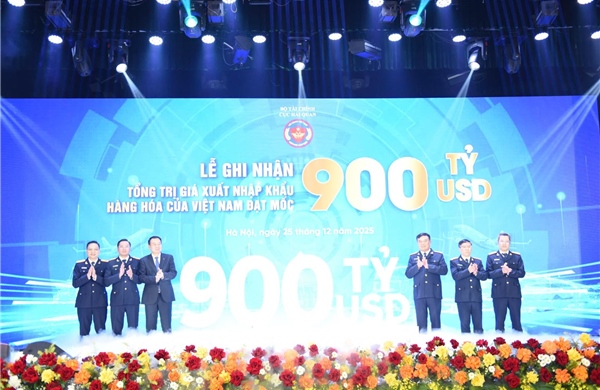 Hải quan thông tin ‘kim ngạch xuất nhập khẩu cán mốc 900 tỷ USD’ 