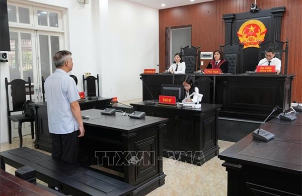 Tài xế Mercedes tạt đầu, đấm tài xế taxi bị phạt tù