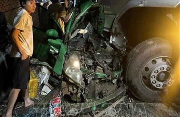 Ô tô tải đâm taxi trên đường Hồ Chí Minh, ba người thương vong