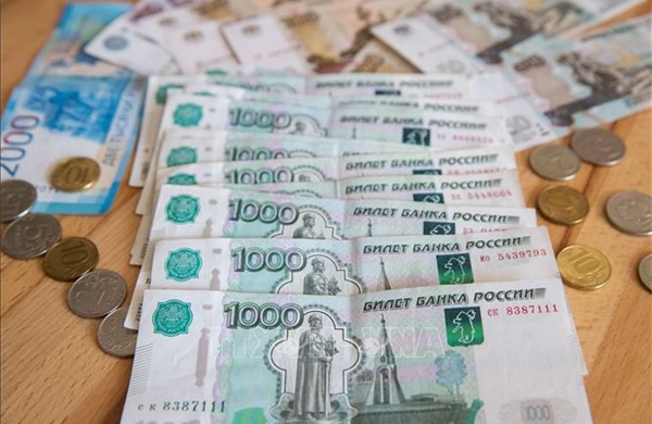 Đồng ruble trượt xuống dưới ngưỡng 110 ruble/USD