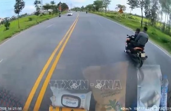 Xử lý nghiêm thanh niên điều khiển xe mô tô cản trở, ngăn chặn xe ô tô lưu thông
