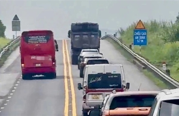 Phạt tài xế xe khách có hành vi lấn làn, &#39;vượt ẩu&#39;, đi trong làn khẩn cấp trên cao tốc