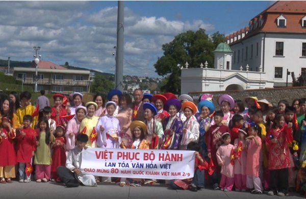 ‘Việt phục bộ hành’ – Lan tỏa văn hóa Việt ra thế giới