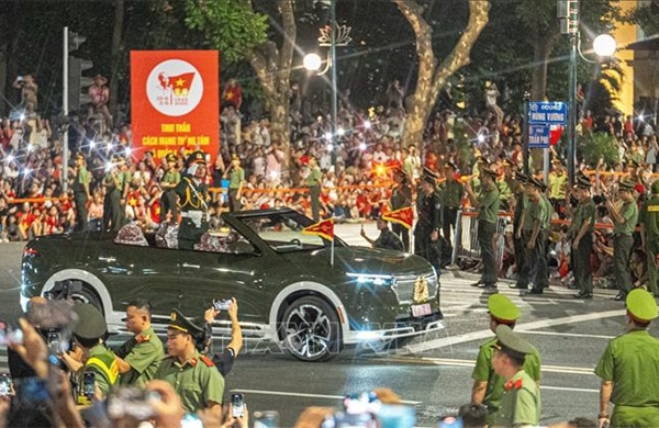 Người dân chào đón các khối tổng hợp luyện diễu binh, diễu hành lần thứ nhất của sự kiện A80