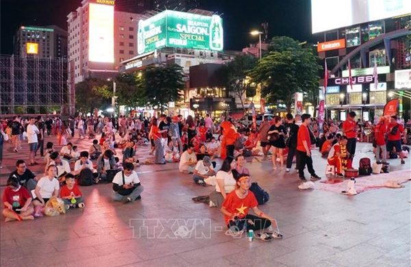 Người hâm mộ TP Hồ Chí Minh 'tiếp lửa' cho đội tuyển Việt Nam
